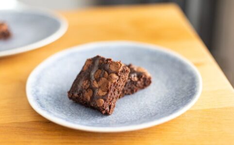 Proteínové brownies z quinoy a banánu (vegan)