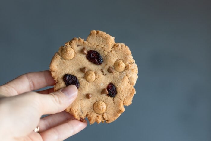 Recept na nízkosacharidové cookies s bielou čokoládou a brusnicami