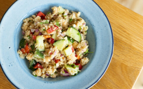 Recept: Dokonalý quinoa šalát s cícerom