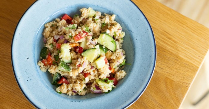 Recept: Dokonalý quinoa šalát s cícerom