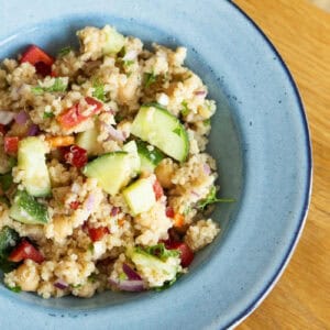 Recept: Rýchly quinoa šalát s cícerom